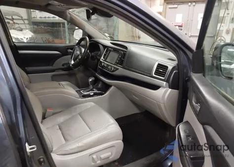 2018 Toyota Highlander Xle z USA, uszkodzony, nr VIN 5TDJZRFH7JS891012